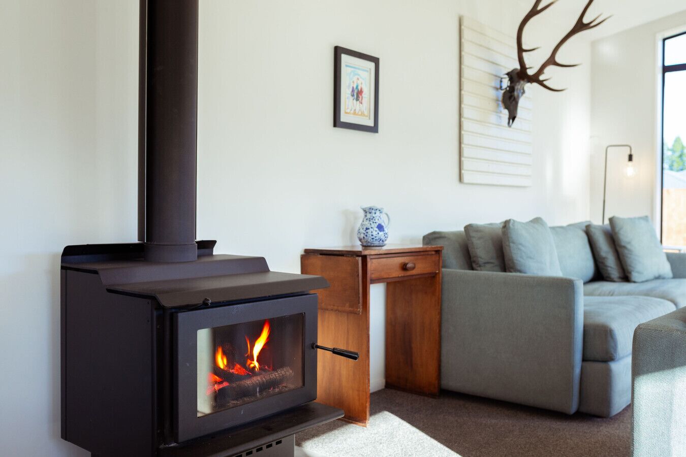 TV connectée, cheminée, livres