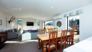 Smart-tv, een open haard en boeken