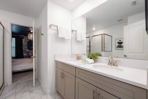 Dusj, hårføner og håndklær