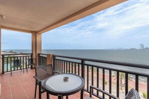 Property grounds - StayShort - Peaceful 2 Bedroom with Beautiful Full Palm Waters Views (Palm Jumeirah)