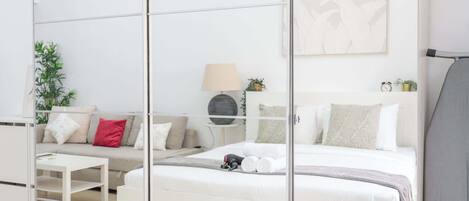Iron/ironing board, WiFi, bed sheets