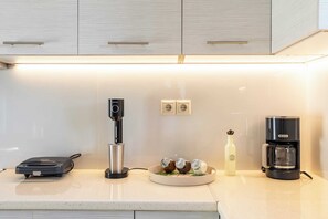 Kühlschrank, Wasserkocher mit Kaffee-/Teezubehör, Toaster