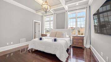 6 bedrooms, desk, iron/ironing board, WiFi