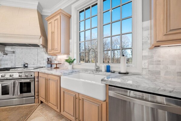 Réfrigérateur, four, plaque de cuisson, lave-vaisselle