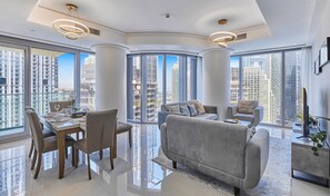 Apartamento premium, sacada, vista para a cidade | Sala de jantar
