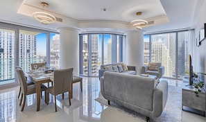 Apartamento premium, sacada, vista para a cidade | Sala de jantar