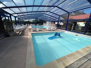 Una piscina cubierta, una piscina climatizada