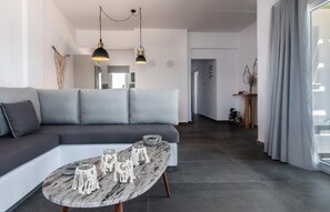 Appartamento Comfort, 2 camere da letto, balcone, vista mare | Area soggiorno