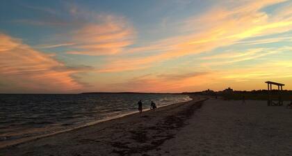 Quintessential 2-bedroom Cape cottage with salt marsh views near Seagull Beach