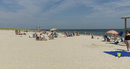 Quintessential 2-bedroom Cape cottage with salt marsh views near Seagull Beach