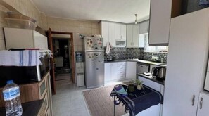 Réfrigérateur, un four, surface de cuisson, lave-vaisselle