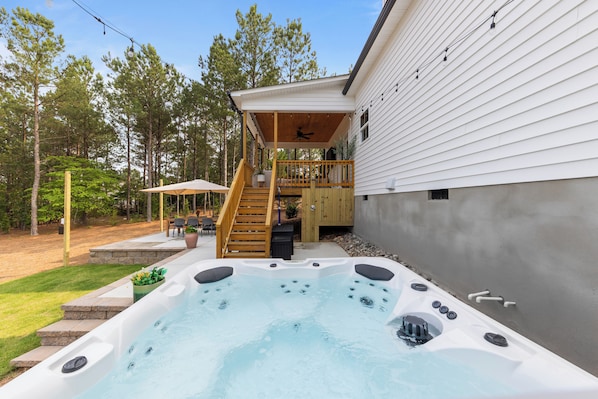 Outdoor spa tub - NEW 6BR 4BA w/ Golf Sim Hot Tub Sauna Game Room (Pinehurst)