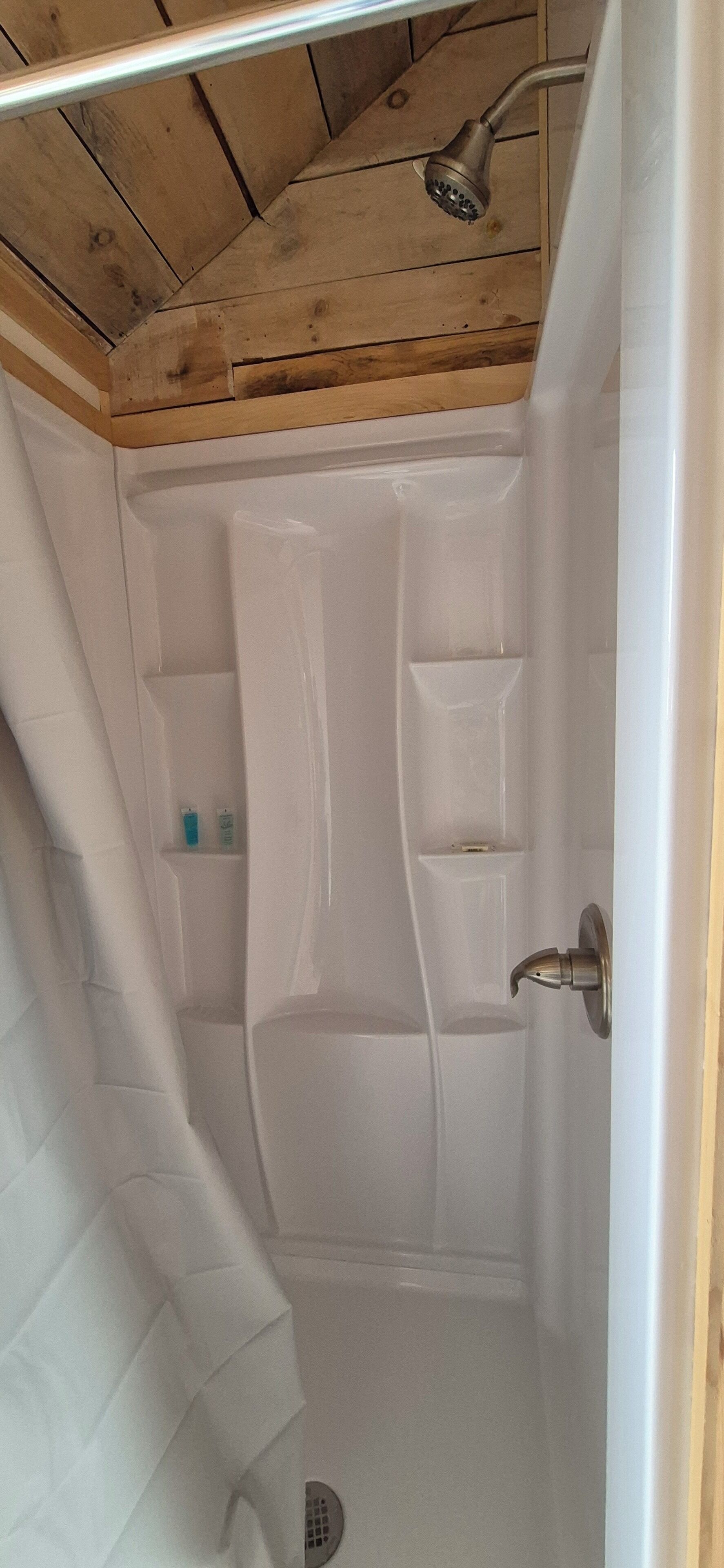 Dusche, Handtücher, Seife, Toilettenpapier