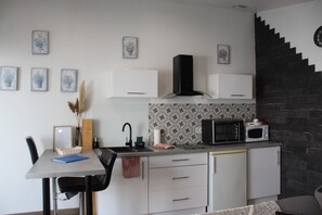 Een koelkast, een magnetron, een oven, een kookplaat