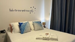 1 yatak odası, kaliteli yatak takımı, yastık yüzeyli yatak, minibar