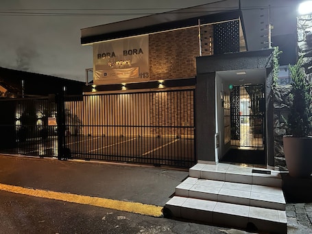 Fachada de la propiedad