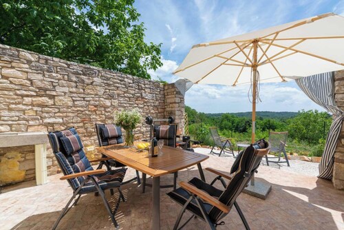 Holiday House with Pool Villa Ladybug