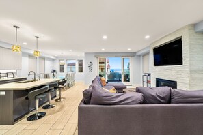 Smart TV, fireplace, table football, books - 20% Off Feb Amazing Reviews & Views, Walk To Beach (Oxnard)