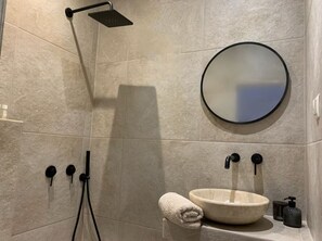 Dusche, Haartrockner, Handtücher, Seife