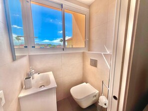 Suihku, hiustenkuivaaja, bidee, pyyhkeet