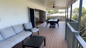 Outdoor dining - Time & Tide - Close to beach-7 beds-2 baths-Sleeps 16-WiFi-2 Smart TVs (Toogoom)