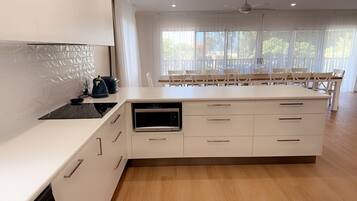 Geladeira, micro-ondas, fogão, lava-louças