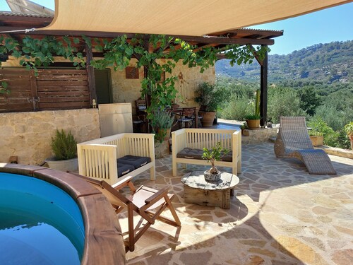 Domaine Kalyvitis; Stone house surrounded by olive groves, 2 km from the sea