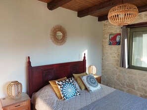 2 bedrooms, iron/ironing board, WiFi, bed sheets - Domaine Kalyvitis; Stone house surrounded by olive groves, 2 km from the sea (Orino)