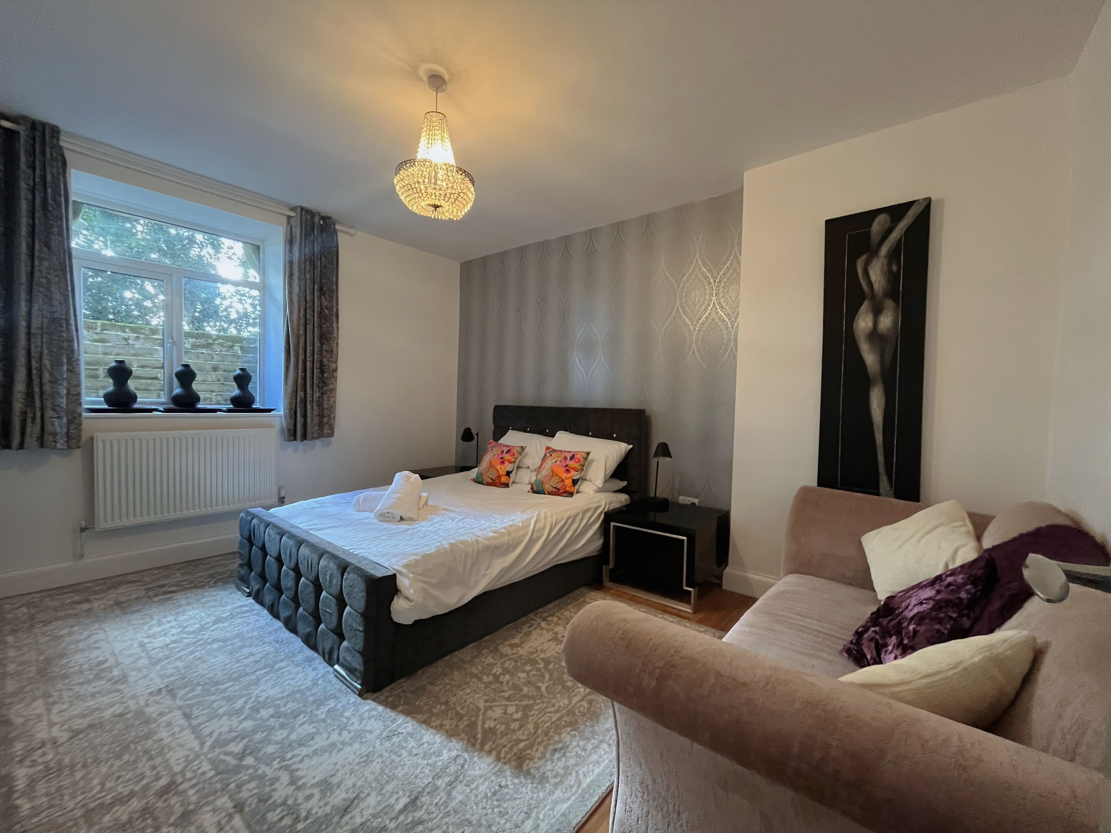 Smart TV, fireplace, DVD player, table tennis