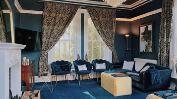 Smart TV, fireplace, DVD player, ping pong