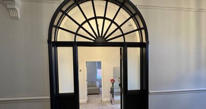 Luxury Full Apartment Free Secure Parking King bed