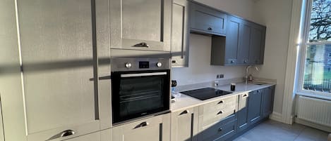 Appartement | Cuisine privée | Réfrigérateur, four à micro-ondes, un four, surface de cuisson