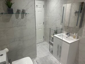 Shower, hair dryer, towels, toilet paper - Full Apartment With Secure Parking Great Views (Preston)