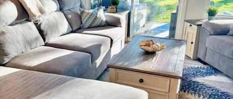 Télévision, cheminée, espaces bureaux