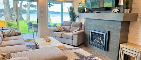 テレビ、暖炉、書斎 / ワークスペース