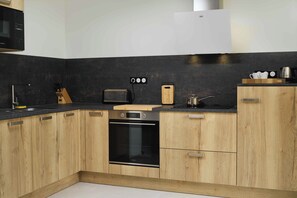 Kjøleskap, mikrobølgeovn, ovn og kokeplater