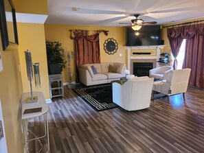 Living area - Charming 3-bedroom Escape Haven in Lexington/5 mi from airport/4.3mi from H.Park (Lexington)