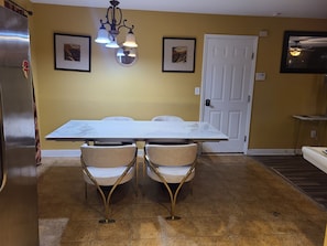 Dining - Charming 3-bedroom Escape Haven in Lexington/5 mi from airport/4.3mi from H.Park (Lexington)