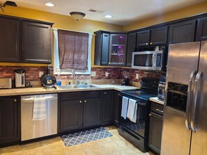 Private kitchen - Charming 3-bedroom Escape Haven in Lexington/5 mi from airport/4.3mi from H.Park (Lexington)