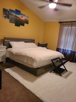 3 bedrooms, iron/ironing board, WiFi, bed sheets - Charming 3-bedroom Escape Haven in Lexington/5 mi from airport/4.3mi from H.Park (Lexington)