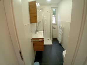 Dusche, umweltfreundliche Kosmetikartikel, Haartrockner, Handtücher