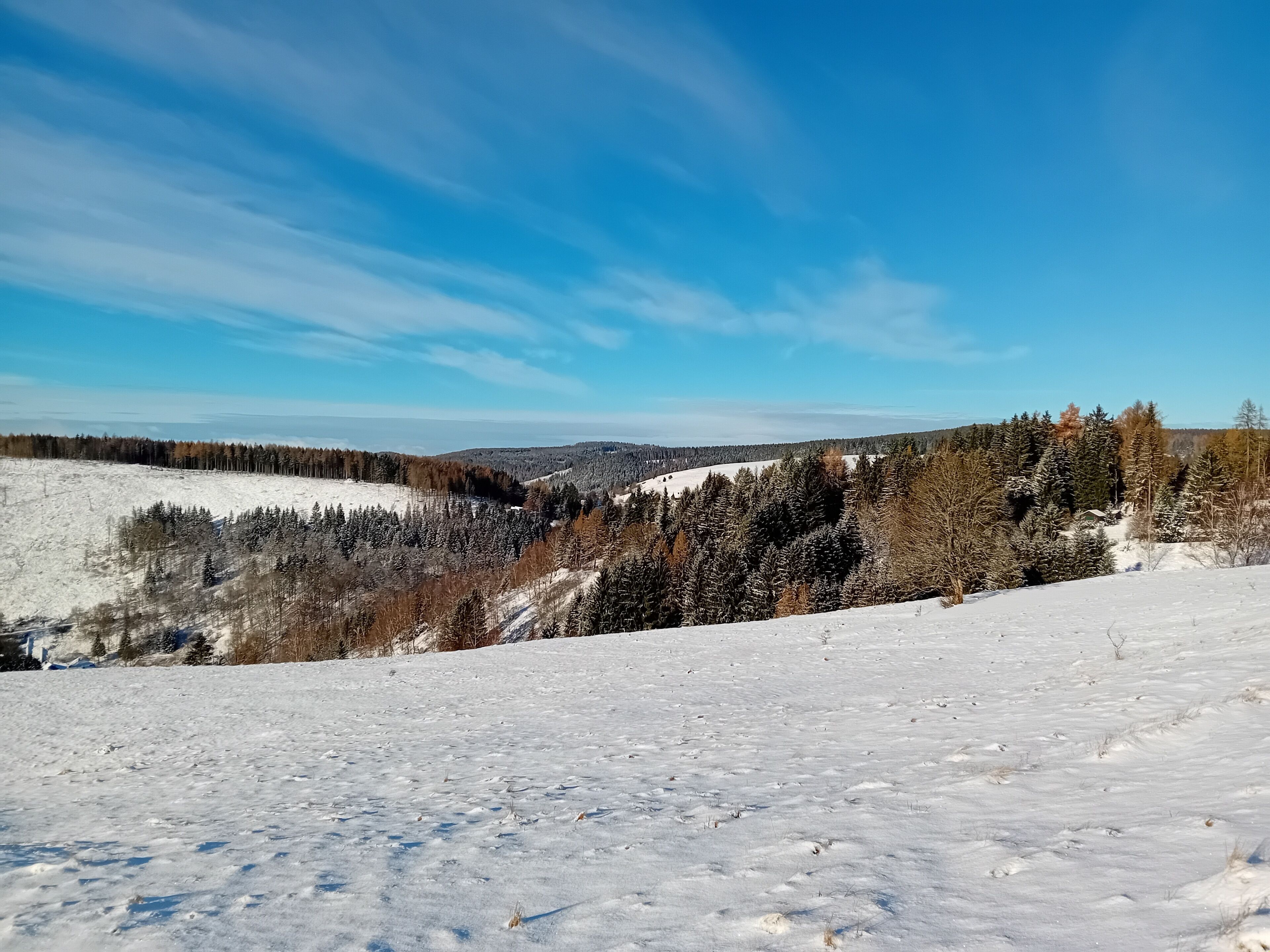 Un paisaje nevado bajo un cielo azul despejado.