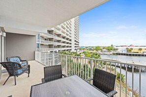 Outdoor dining - Low-floor condo w/ pools & free daily activities (Panama City Beach)