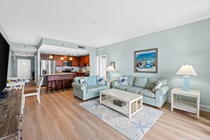 TV - Low-floor condo w/ pools & free daily activities (Panama City Beach)