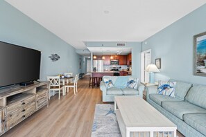 TV - Low-floor condo w/ pools & free daily activities (Panama City Beach)