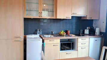 Refrigerador, microondas, placa de cocina, cafetera/tetera