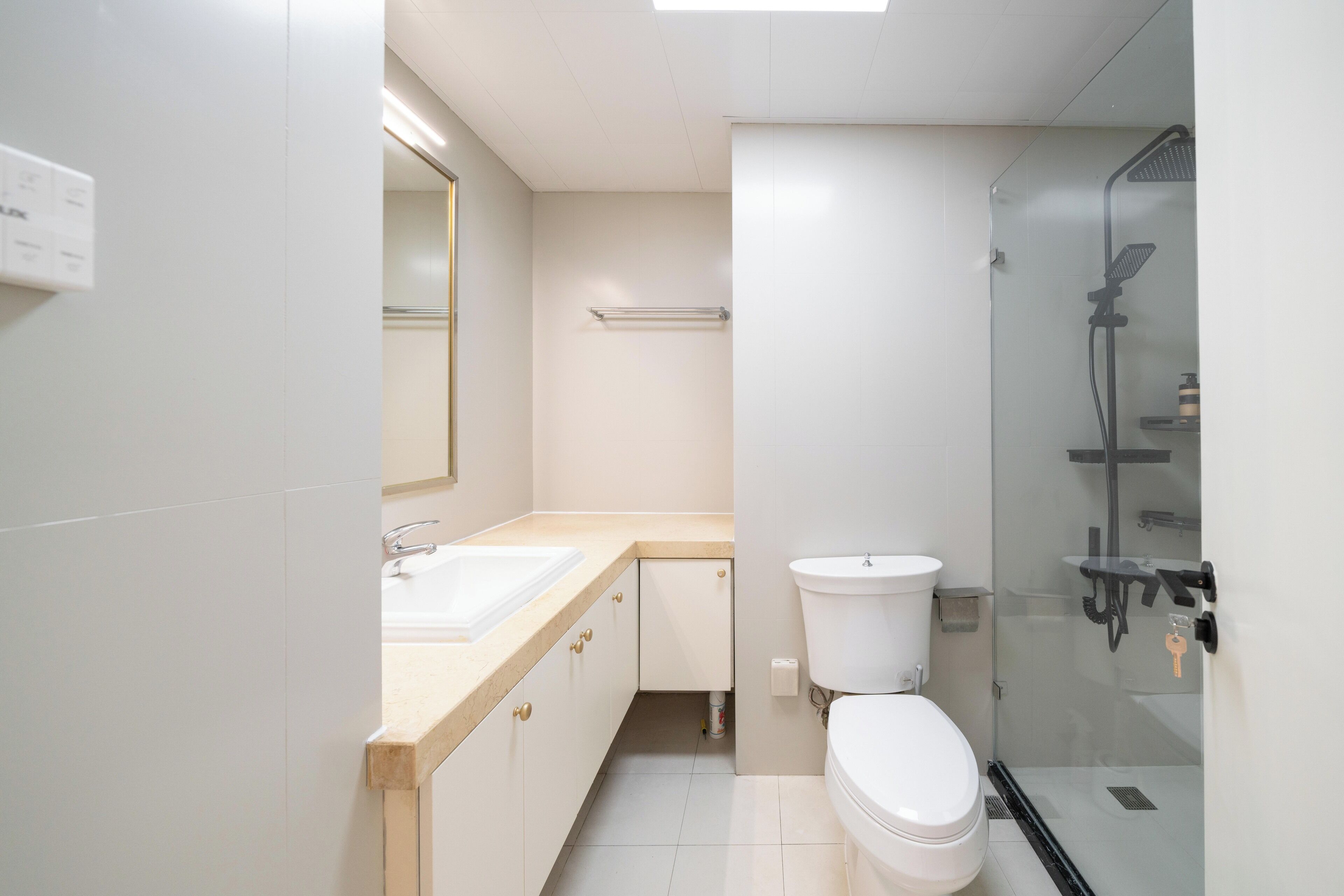 Ein modernes Badezimmer mit Toilette, Waschbecken und einer Duschkabine.