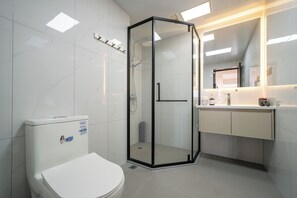 Family Condo, City View | Bathroom | Hair dryer, towels, shampoo, toilet paper - YIDU (Nanjing West Road Store) (Shanghai)