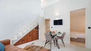 Dúplex Confort, 2 habitaciones, no fumadores | Zona de estar | Televisión de pantalla plana de 32 pulgadas con canales por satélite