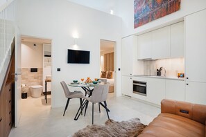 Appartement Duplex Confort, 2 chambres, non-fumeurs | Coin séjour | Télévision à écran plat de 32 pouces avec chaßnes par satellite